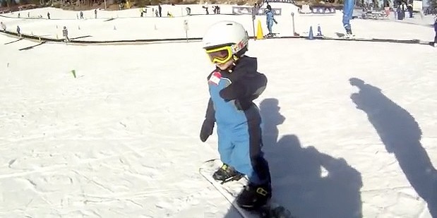 lb-shreddin-3-year-old-snowboarder